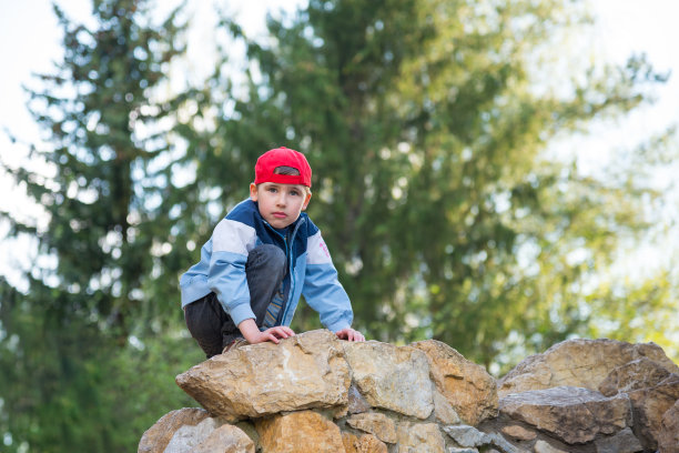森林里一个男孩的肖像图片下载