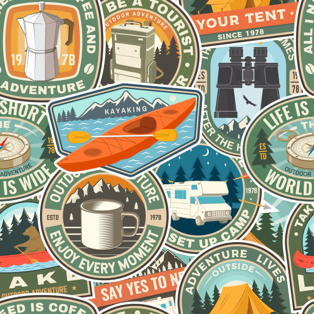 夏令营多彩的无缝图案与旅行励志名言。矢量插图。背景，壁纸，无缝图案与复古露营茶壶，皮艇，指南针，背包，营火。图片下载