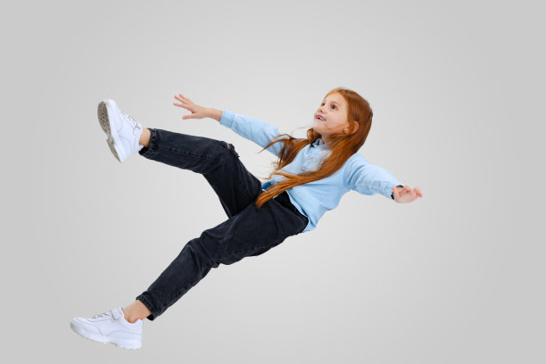 俏皮小女孩跳跃的裁剪肖像在白色背景上。悬浮图片下载