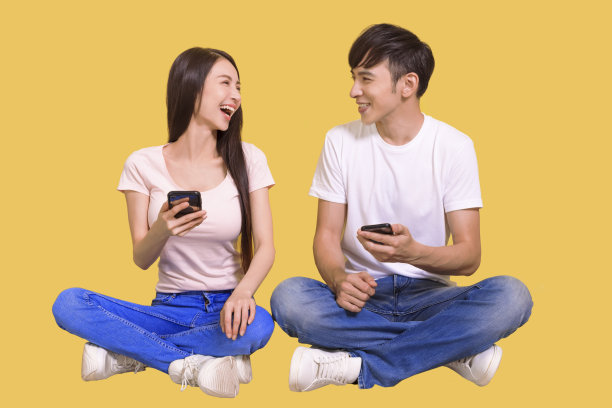 欢快的年轻亚洲夫妇坐在地板上图片下载