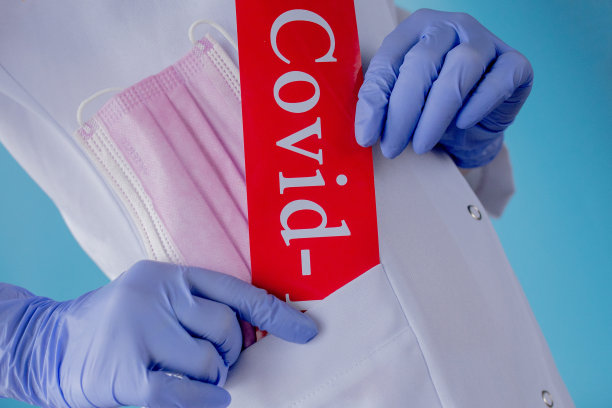 医用口罩和“医生口袋里的COVID-19”题词图片下载