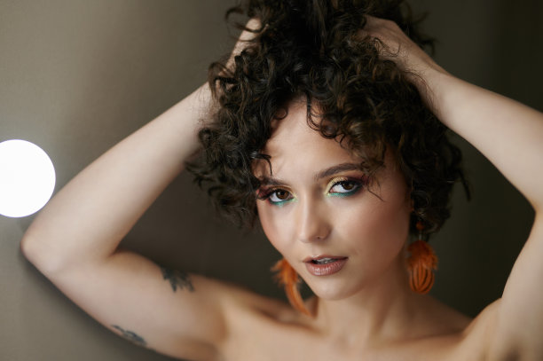 手插头发的女人肖像图片下载