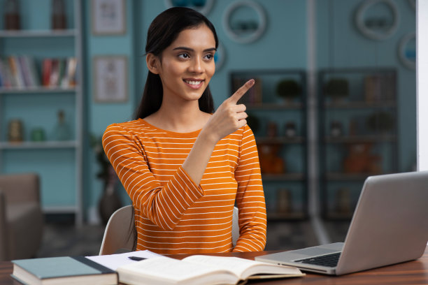 女学生坐着的肖像。库存图片图片下载