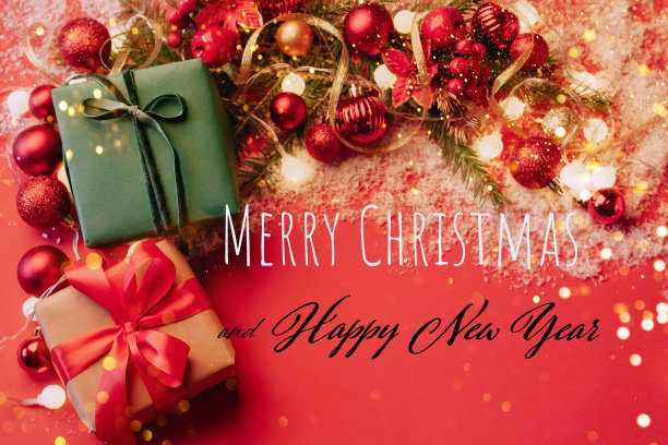 圣诞礼物红色和金色的圣诞球花环毛茸茸的冷杉树枝在红色的背景上有雪花，闪光，五彩纸屑。圣诞贺卡模板图片下载