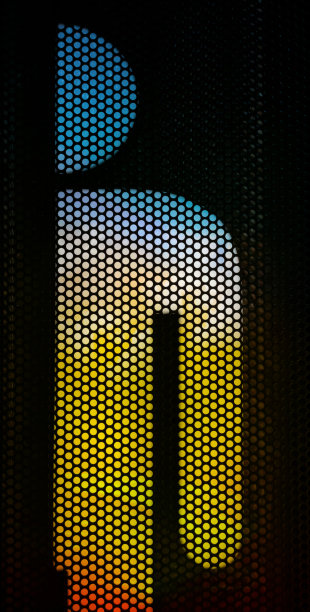 象形图设计基于男性躯干的一半轮廓右侧，黑色背景上有质感的金属设计图片下载