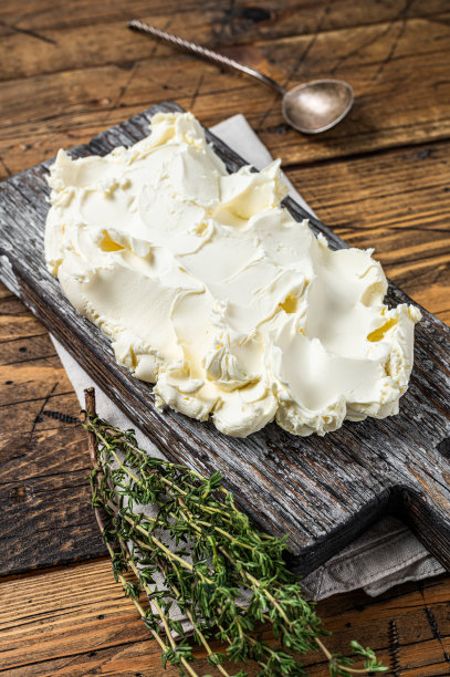 马斯卡彭意大利奶油干酪。木制背景。俯视图图片下载