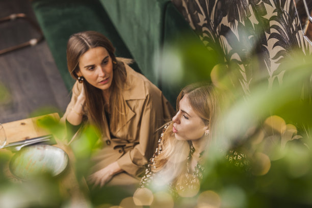 一群朋友在餐厅吃饭聊天的照片图片下载