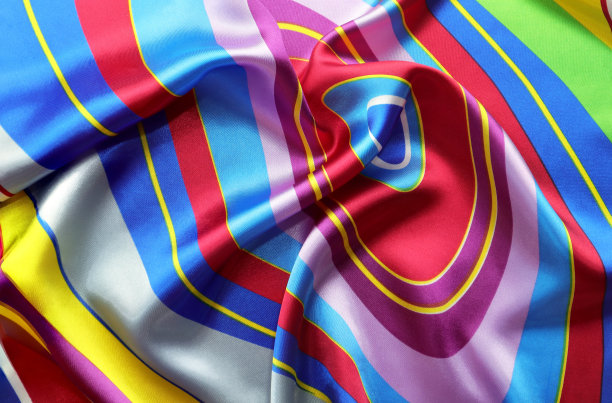 照片丝绸织物。丝巾与明亮抽象印花。图片下载