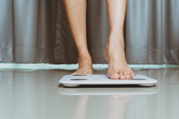 母腿在家里踩着白色鳞片图片下载