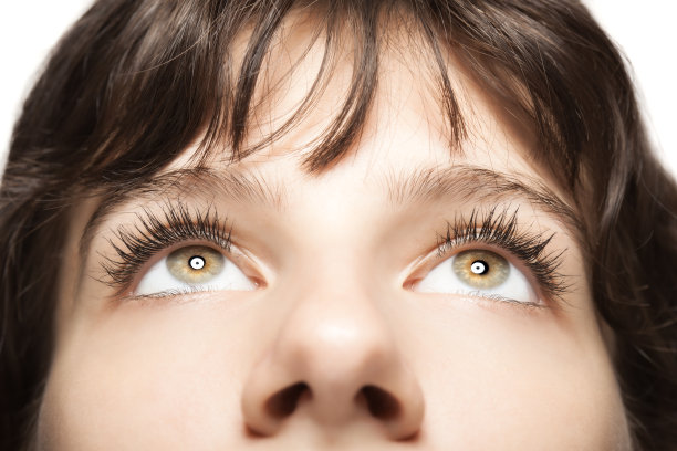 美丽的年轻女孩工作室肖像。抽象的眼睛向上看。图片下载