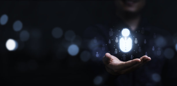 持有虚拟人类图标的商人为重点客户群体或人力招聘和发展的概念。图片下载