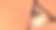 一张年轻美丽的女孩的脸，画着明亮的妆，丰满的红唇从亮闪闪的红纸上的一个洞里窥视着。图片下载