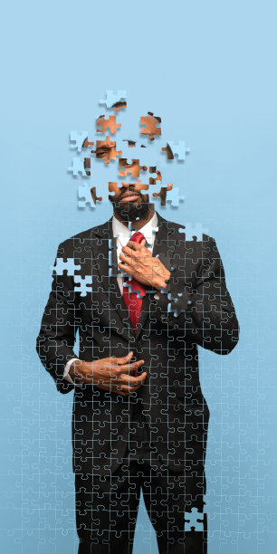 创造性的非洲男性商人肖像在黑色西装与困惑的头孤立在蓝色背景。肖像由拼图碎片组成图片下载
