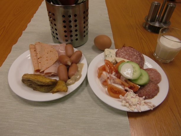 俯瞰布拉格一家酒店的美味早餐图片下载