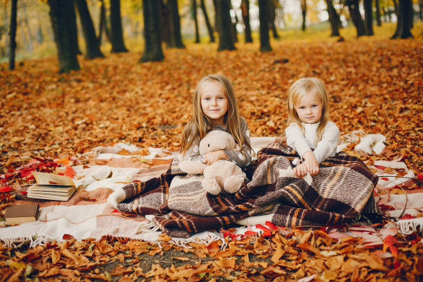 秋天公园里可爱的小女孩图片下载