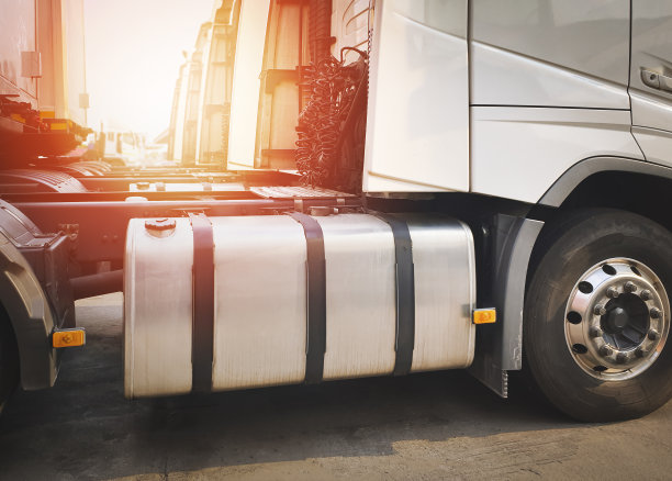 半卡车油箱。柴油罐。货运卡车运输。图片下载