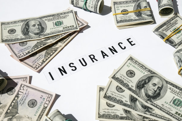 美元钞票周围的文字保险。健康，生命，家庭，汽车保险。保险业务的概念。医疗保险和疫苗接种费用。金融危机。Covid-19犯罪图片下载