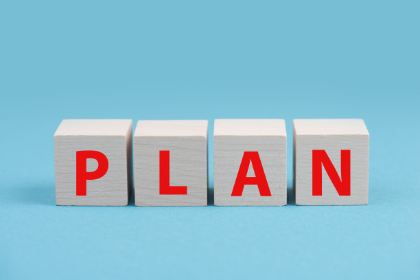 “计划”这个词是立在红色的木制立方体上，蓝色背景图片下载