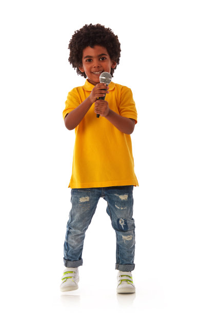 非洲小男孩拿着麦克风图片下载