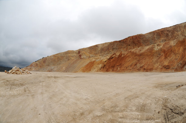 铁矿采石场橙色开采水平的特写镜头。图片下载