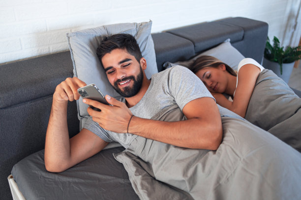 在床上玩手机图片下载