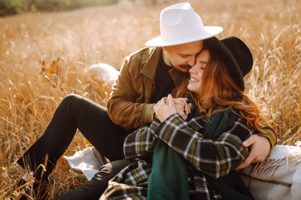 年轻夫妇在秋天的公园里散步。图片下载