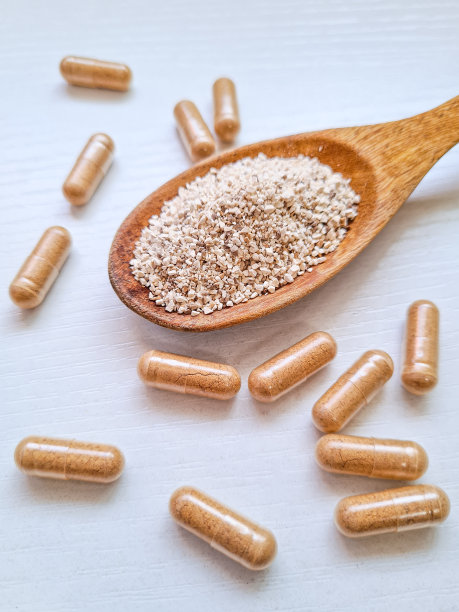 木勺中药颗粒和白底中药胶囊，健康意识，现代生活方式图片下载