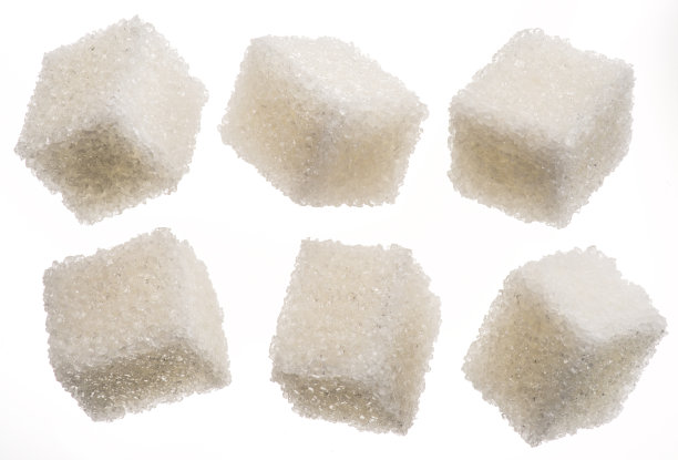 白糖块放在白色背景上。宏观图景。图片下载