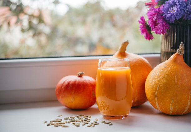 一杯有南瓜籽和秋花的南瓜汁，复制空间图片下载