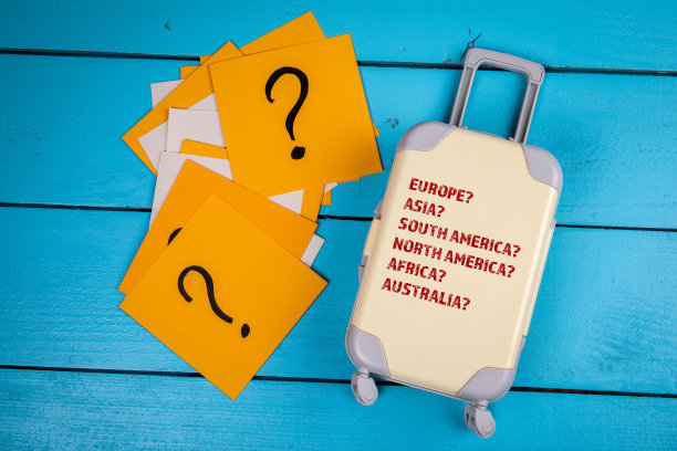 旅游目的地：木制背景上的迷你手提箱图片下载