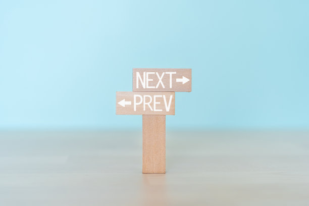 下一个:;带有“NEXT”和“PREV”概念文本的木块。图片下载