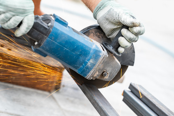 用圆锯切割金属图片下载