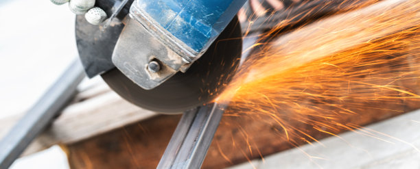 用圆锯切割金属图片下载