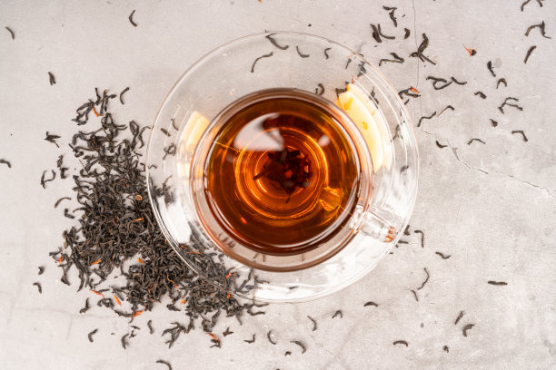 红花红茶在玻璃杯里喝图片下载