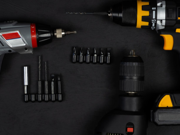 无绳、无绳和常规钻-带钻的螺丝刀。构造工具集。黑色背景。产品维修。专业维修设备。图片下载