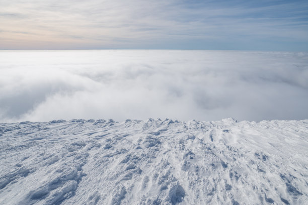 山顶上覆盖着皑皑白雪，乌云密布。图片下载