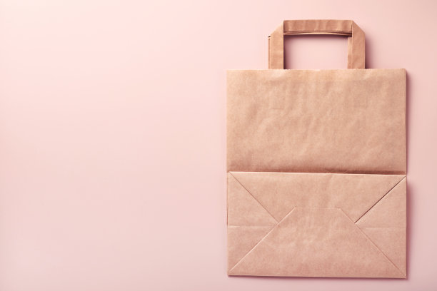 纸袋，杯子，盘子，木叉，吸管，快餐容器，木制餐具在粉红色的背景上。生态工艺纸餐具。回收和食物递送的概念。模拟。俯视图图片下载