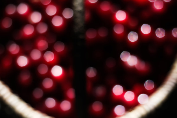离焦抽象红色圣诞背景。红散景抽象光背景。背景模糊闪烁的光。情人节。节日的概念。的焦点图片下载