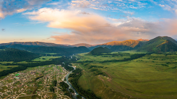 美丽的新疆河姆村自然风光，青山绿水。图片下载
