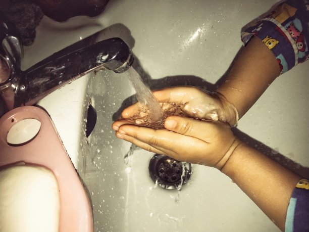 孩子擦了擦她的手。图片下载