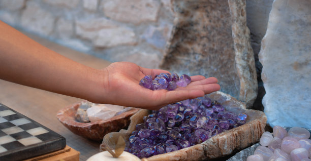 男人的手握着魔法水晶图片下载