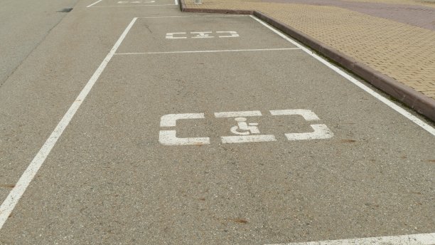 道路上的标志-残疾人停车的地方图片下载