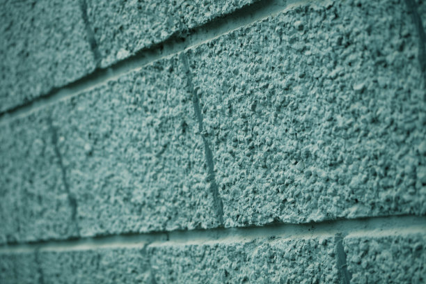 光滑而漂亮的石头和砖砌体。用于建造房屋的石墙的建筑和设计图片下载