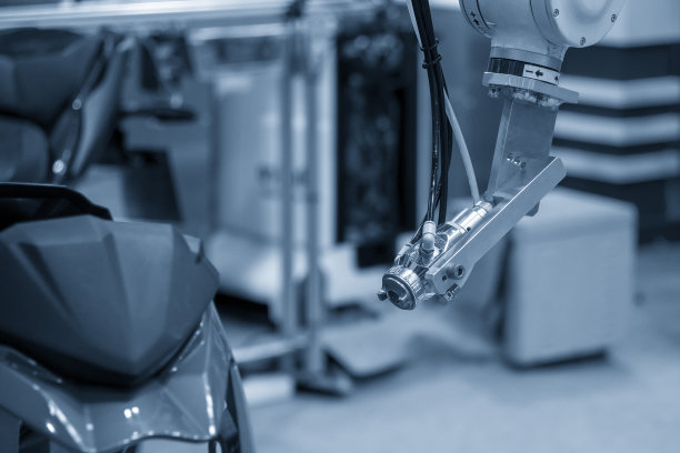 采用机器人系统的摩托车面罩涂装工艺。图片下载