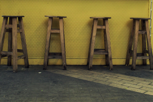 由于covid-19大流行，咖啡馆或餐厅的座位空空如也图片下载