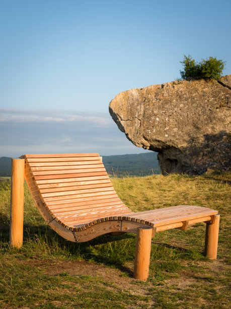 绿色草地上的躺椅图片下载