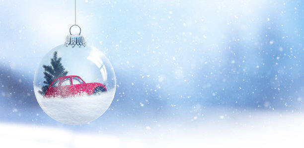 雪花玻璃球与冷杉树对模糊的背景图片下载