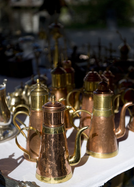 比利时布鲁日，一个阳光明媚的日子，古老美丽的铜咖啡壶出现在古董跳蚤市场上。图片下载