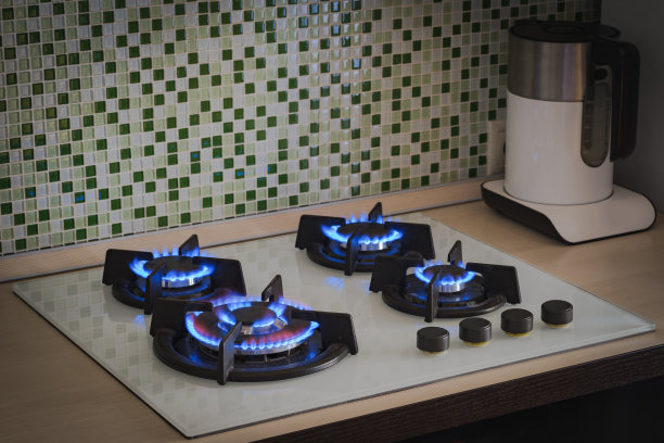 煤气炉的燃烧器上燃烧着煤气图片下载