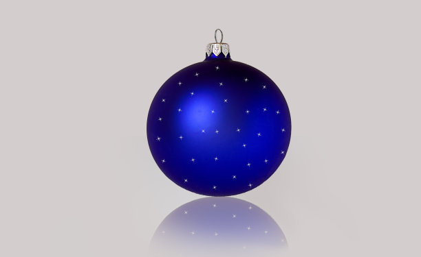 悬挂蓝色圣诞球孤立在白色背景。图片下载